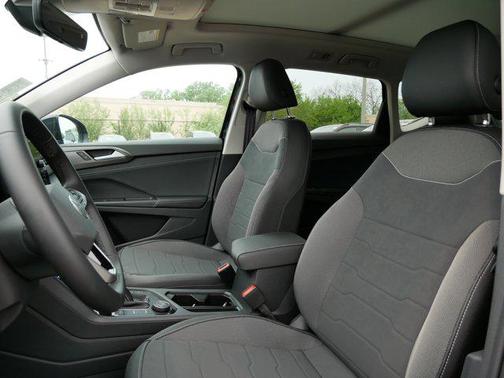 2025 Volkswagen Taos 1.5T SE Black