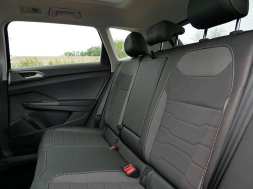 2025 Volkswagen Taos 1.5T SE Black
