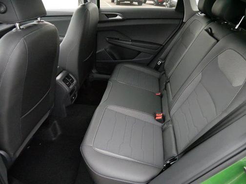 2025 Volkswagen Taos 1.5T SE Black