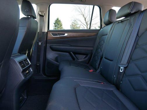 Deep Black Pearl 2026 Volkswagen Atlas 2.0T SE