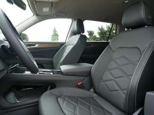 2025 Volkswagen Atlas 2.0T SE w/Technology 4MOTION