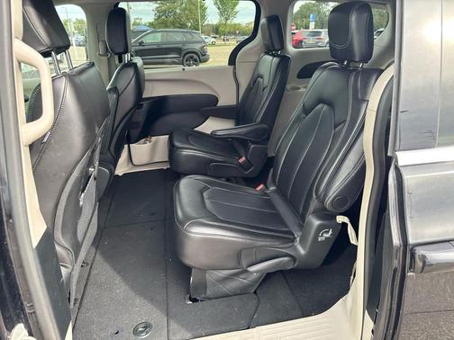 Diamond Black Crystal Pearlcoat 2024 Chrysler Pacifica Touring L
