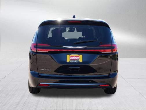 Diamond Black Crystal Pearlcoat 2024 Chrysler Pacifica Touring L