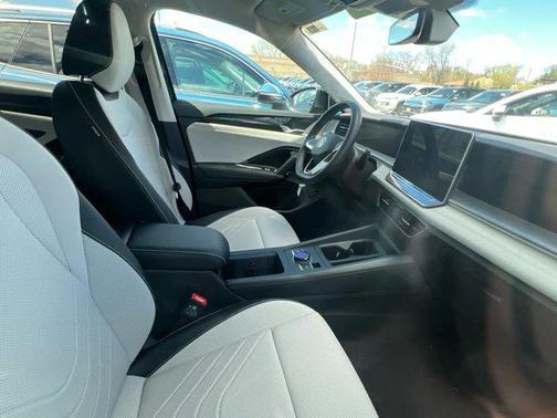 Deep Black Pearl 2025 Volkswagen Tiguan 2.0T SE 4MOTION