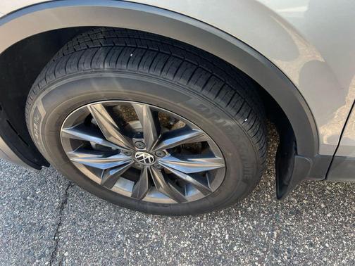 Pyrite Silver Metallic 2023 Volkswagen Tiguan 2.0T SE