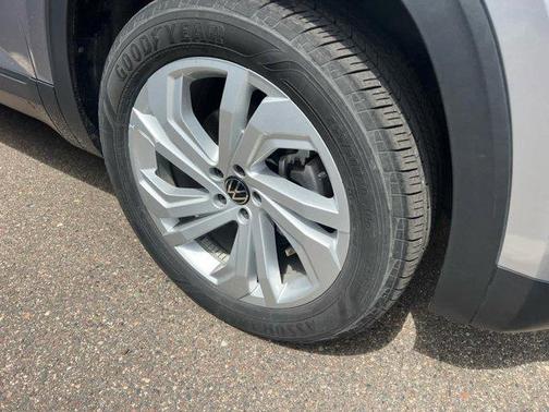 Pyrite Silver Metallic 2022 Volkswagen Atlas 3.6L SE w/Technology