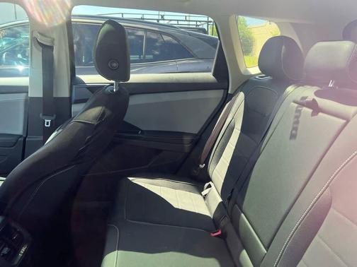 Deep Black Pearl 2024 Volkswagen Taos 1.5T SE