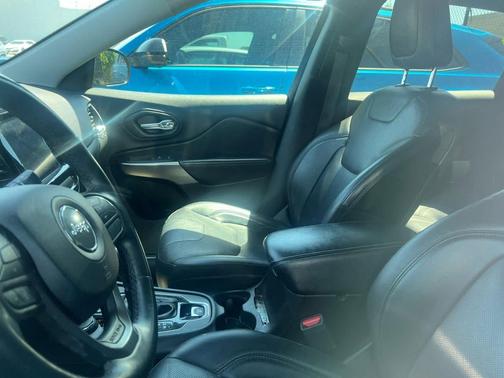 Diamond Black Crystal Pearlcoat 2019 Jeep Cherokee Limited