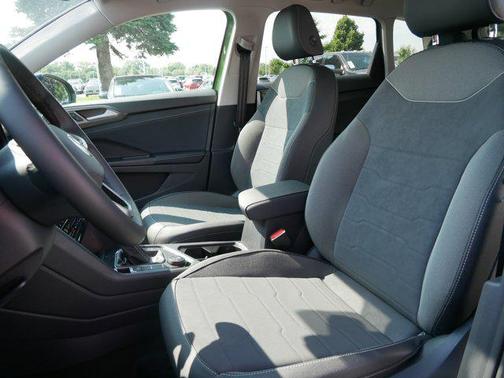 2025 Volkswagen Taos 1.5T SE Black