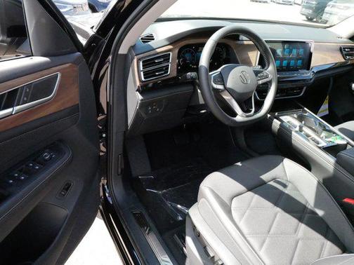 2025 Volkswagen Atlas 2.0T SE w/Technology 4MOTION