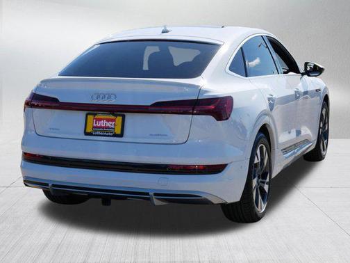 Glacier White Metallic 2021 Audi e-tron Sportback Premium Plus