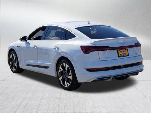 Glacier White Metallic 2021 Audi e-tron Sportback Premium Plus