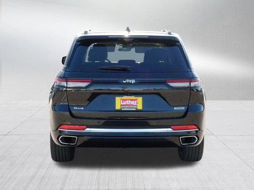 Diamond Black Crystal Pearlcoat 2022 Jeep Grand Cherokee Overland