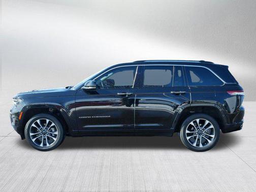 Diamond Black Crystal Pearlcoat 2022 Jeep Grand Cherokee Overland