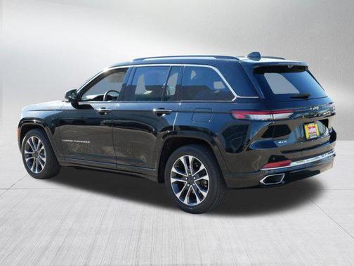 Diamond Black Crystal Pearlcoat 2022 Jeep Grand Cherokee Overland