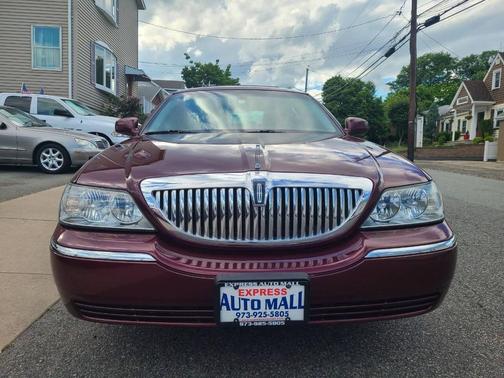 Maroon 2004 Lincoln Town Car Ultimate