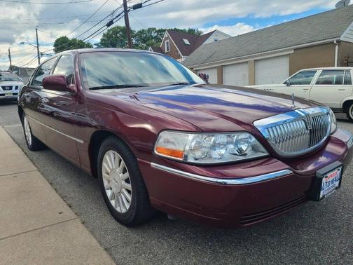 Maroon 2004 Lincoln Town Car Ultimate