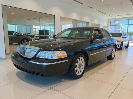 Black 2011 Lincoln Town Car Signature