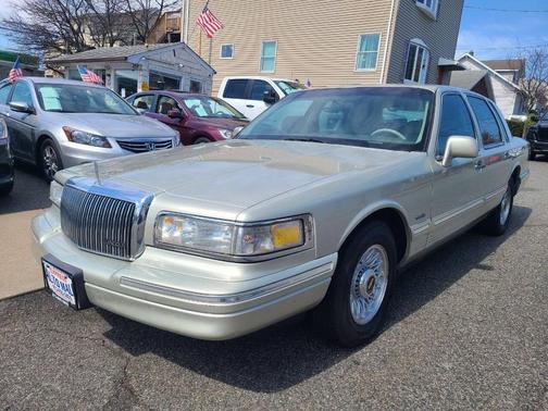 Light Prairie Tan Clearcoat Metallic 1997 Lincoln Town Car Executive