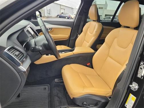 2017 Volvo XC90 T6 Momentum