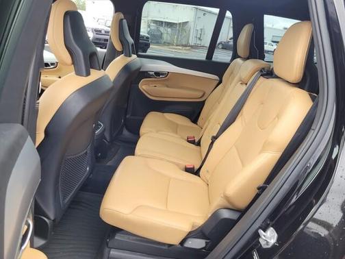 2017 Volvo XC90 T6 Momentum