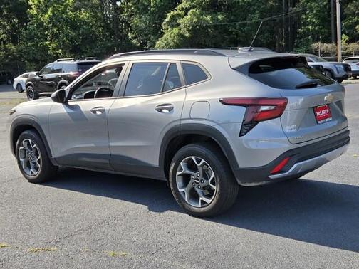 Sterling Gray Metallic 2024 Chevrolet Trax LT