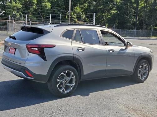 Sterling Gray Metallic 2024 Chevrolet Trax LT