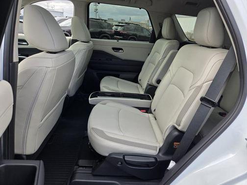 Everest White P 2026 Nissan Pathfinder SL