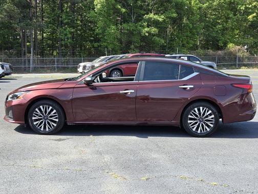 Garnet Pearl Me 2024 Nissan Altima 2.5 SV