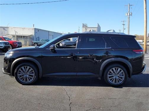 2024 Nissan Pathfinder SL