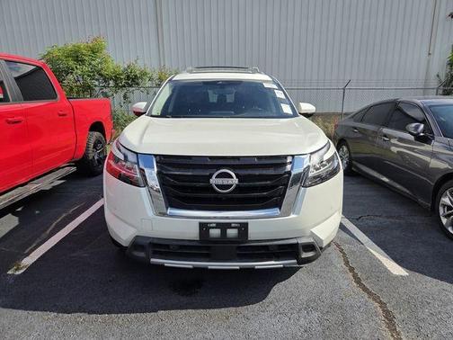 White 2023 Nissan Pathfinder SL