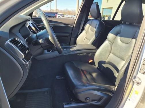 2016 Volvo XC90 T6 Momentum