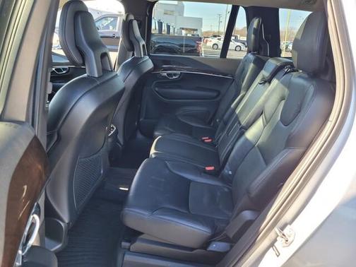 2016 Volvo XC90 T6 Momentum