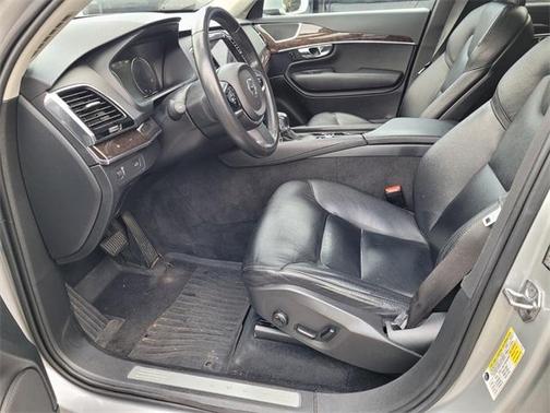 2016 Volvo XC90 T6 Momentum