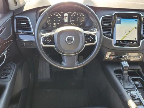 2016 Volvo XC90 T6 Momentum