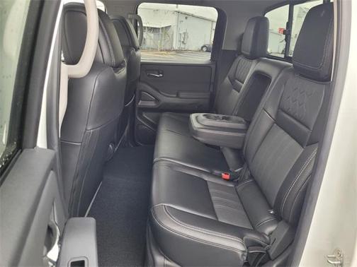 2024 Nissan Frontier SL