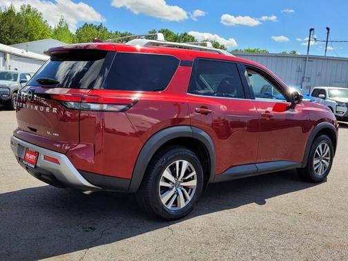 2022 Nissan Pathfinder SL