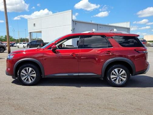 2022 Nissan Pathfinder SL