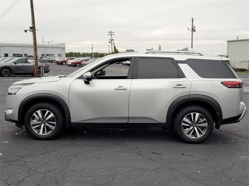 2024 Nissan Pathfinder SL