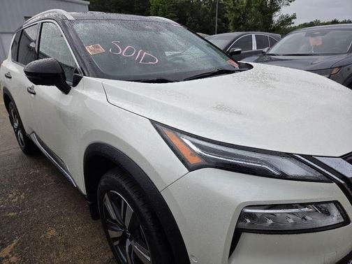 2 Tone White / Black Roof 2023 Nissan Rogue Platinum