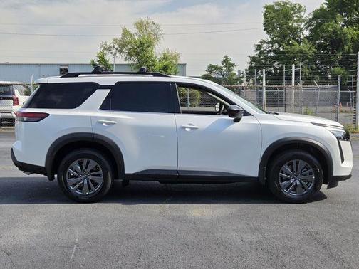 Everest White P 2026 Nissan Pathfinder SV