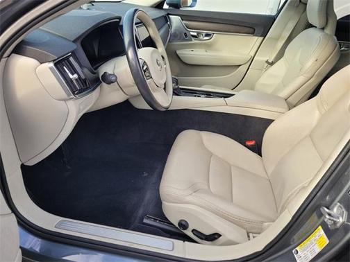 2017 Volvo V90 Cross Country T6