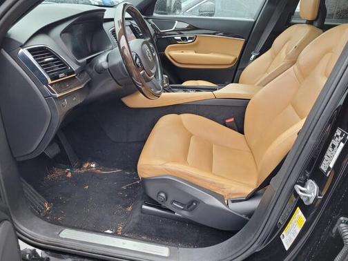 2016 Volvo XC90 T6 Momentum