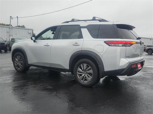 2022 Nissan Pathfinder SV
