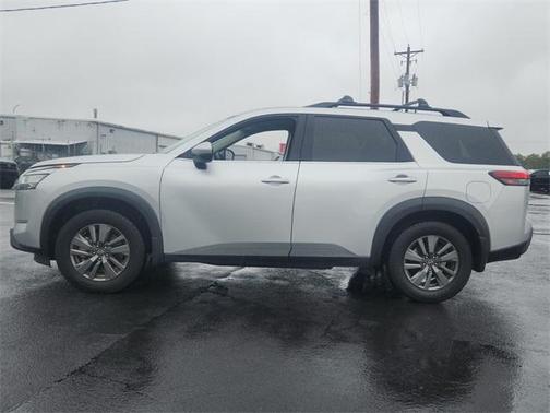 2022 Nissan Pathfinder SV
