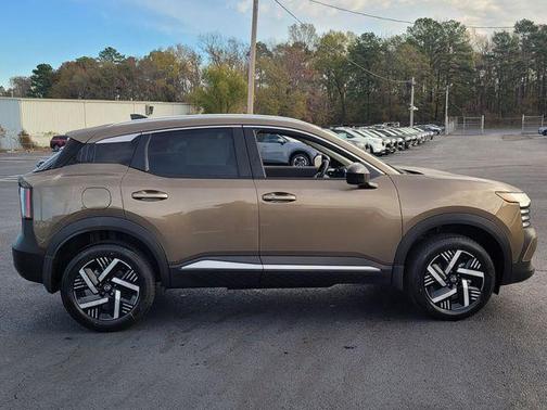Canyon Bronze M 2026 Nissan Kicks SV