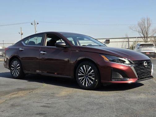 Garnet Pearl 2025 Nissan Altima SV