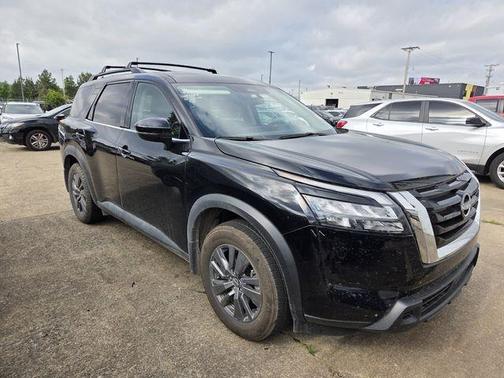 Black 2024 Nissan Pathfinder SV