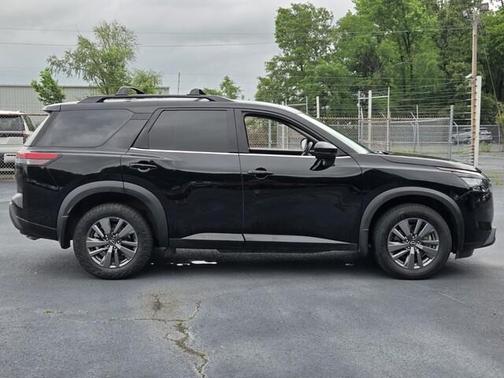 Black 2024 Nissan Pathfinder SV