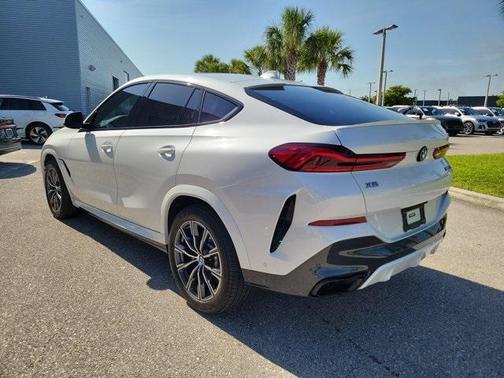 2022 BMW X6 M50i